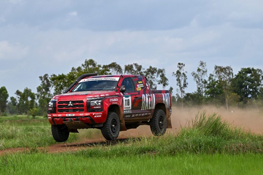 Xe đua Mitsubishi Triton của đội Ralliart tung bụi vượt địa hình tại AXCR 2026