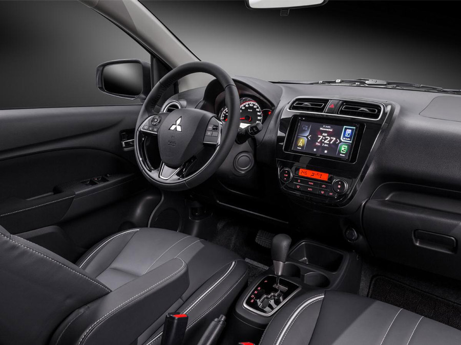 Khoang lái Mitsubishi Attrage với vô lăng bọc da