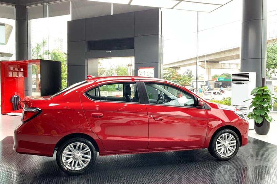 Mitsubishi Attrage màu đỏ nhìn từ phía trước
