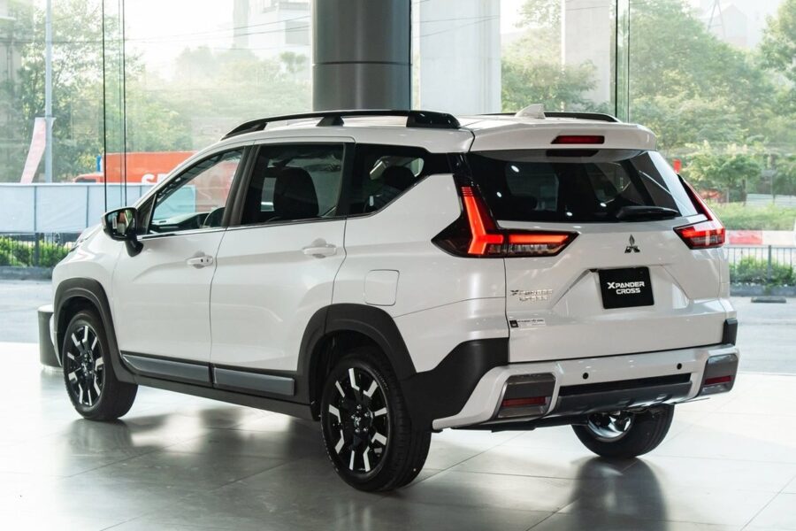 Mitsubishi Xpander Cross màu trắng tại showroom Kiên Giang